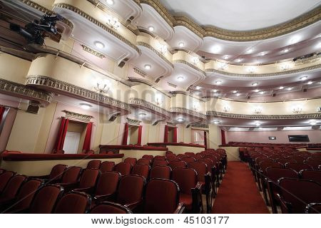 Moskva - 23 APRIL: Balkonger i auditorium i Vakhtangov Theatre den 23 April, 2012 i Moskva, Ryssland