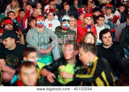 มอสโก - 8 jun: แฟนรัสเซียกับธงหน้ารวบรวมใน Fanzone ในศูนย์แสดงสินค้าทั้งหมด-รัสเซีย