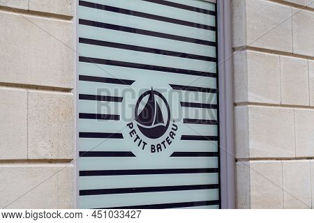 Bordeaux , Aquitaine  France - 03 12 2022 : Petit Bateau Kids Fashion Store Facade Sign Text Small B