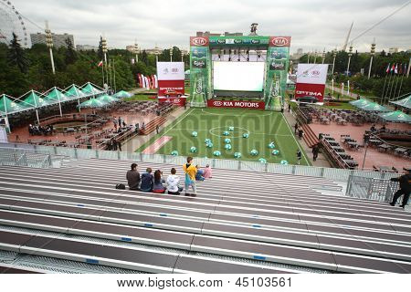 มอสโก - 8 jun: Fanzone ก่อนแข่งขันในศูนย์แสดงสินค้าทั้งหมด-รัสเซียในยูฟ่ายูโร 2012 บน 8 มิถุนายน 2