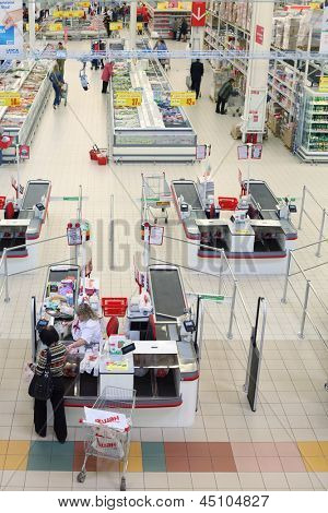 사마라-5 월 5 일: 2012 년 5 월 5 일 러시아, 사마라 스에서, Auchan 슈퍼마켓에서 여자 확인 구매. 프랑스어 