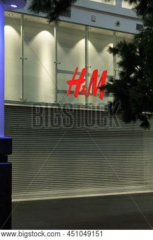 Closed Store H&m. Economic Sanctions During The War In Ukraine. Vertical. Moscow, Russia, 03-16-2022