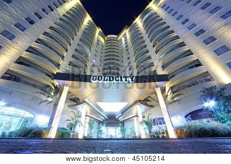 อลันยา - 5 กรกฎาคม: ทางเข้าโรงแรม Goldcity กลางคืน 5 กรกฎาคม 2012 ในอลันยา ตุรกี บริการระดับห้าดาว
