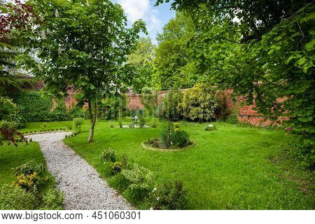 Walled Natural Gardens Within Renovated English Rectory With Original Brickwork,mature Trees, Pathwa