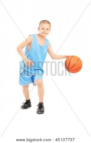 Ritratto di tutta la lunghezza di un bambino che gioca con un pallone da basket isolato su sfondo bianco