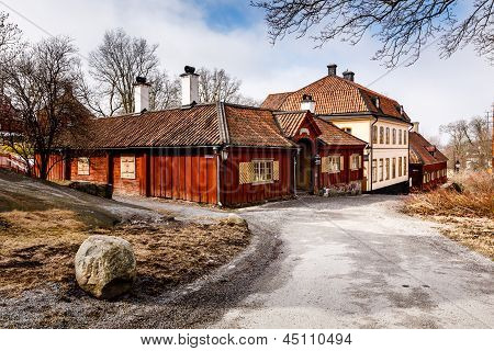 Traditionelle svenske huse i Skansen National Park, Stockholm, Sverige