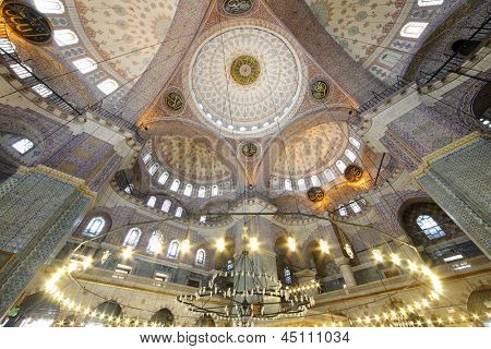 Grand, hermoso domo en la antigua mezquita nueva (Yeni Cami) en Estambul, Turquía. La mezquita fue construida en el sí