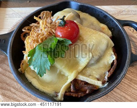 Säntis - The Roesti (pork Tenderloin - Local Raclette Cheese - Fried Onions) Or Säntis - Die Rösti (