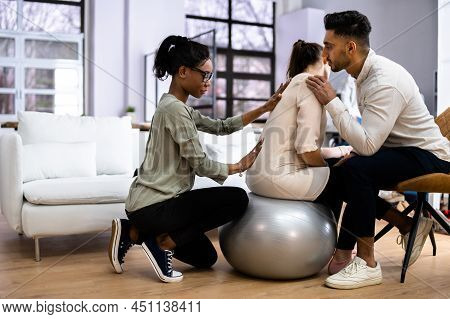 Doula Therapist Care And Treatment For Pregnant Couple