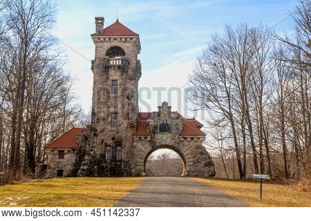 New Paltz, Ny - Usa - Mar 15, 2022: Landscape View Of The Historic Mohonk Testimonial Gateway. The S