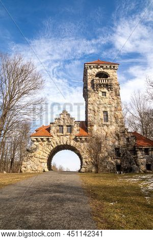 New Paltz, Ny - Usa - Mar 15, 2022: Vertical View Of The Historic Mohonk Testimonial Gateway. The St