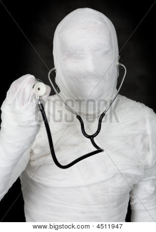 Momie et stéthoscope