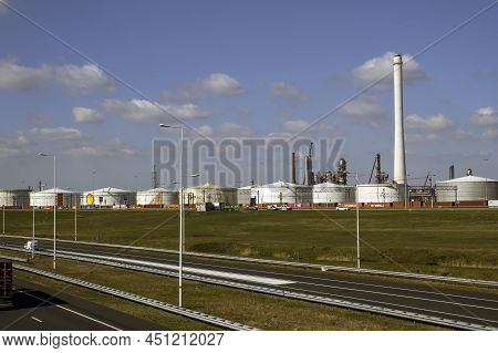 Pernis, Holland, 18-march-2022:shell Refinery Pernis Near Rotterdam In The Dutch Industrial Area Eur