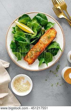 Grillet Salmon And Fresh Spinach Salad Dressed With Lemon