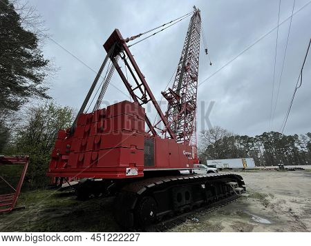 Augusta, Ga Usa - 03 19 22: Manitowoc Red Crane Construction Scene Cloudy Rainy Day Back Corner View