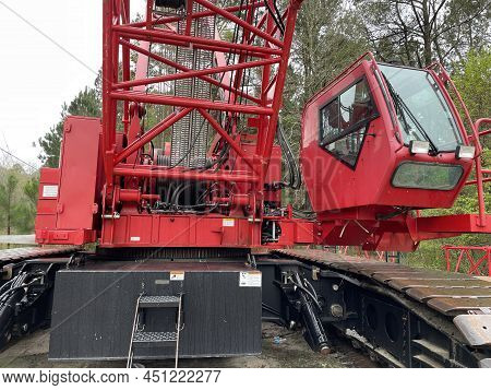 Augusta, Ga Usa - 03 19 22: Manitowoc Red Crane Construction Scene Cloudy Rainy Day Front Bottom Boo