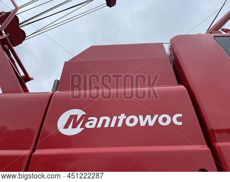 Augusta, Ga Usa - 03 19 22: Manitowoc Red Crane Construction Scene Cloudy Rainy Day Logo