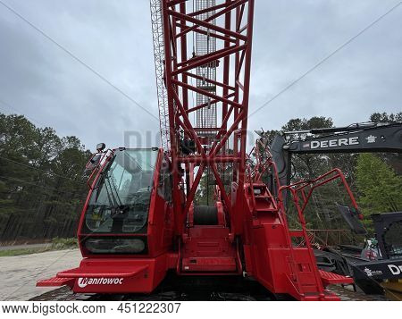 Augusta, Ga Usa - 03 19 22: Manitowoc Red Crane Construction Scene Cloudy Rainy Day Front View Cab B