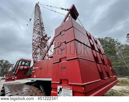 Augusta, Ga Usa - 03 19 22: Manitowoc Red Crane Construction Scene Cloudy Rainy Day Weights On Back 