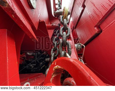 Augusta, Ga Usa - 03 19 22: Manitowoc Red Crane Construction Scene Cloudy Rainy Day Chains And Hooks
