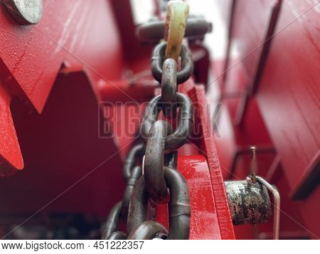 Augusta, Ga Usa - 03 19 22: Manitowoc Red Crane Construction Scene Cloudy Rainy Day Chain Focus