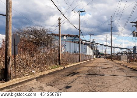 Braddock, Pennsylvania, Usa March 19, 2022 Washington Avenue Leading To The Edgar Thompson Steel Mil