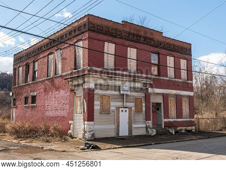 Braddock, Pennsylvania, Usa March 19, 2022 An Old Two Story Building On The Corner Of Ninth Street A