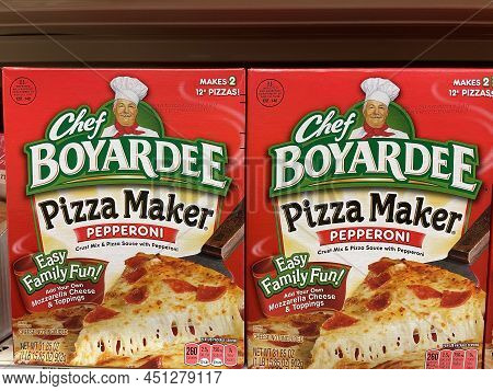 Augusta, Ga Usa - 03 10 22: Pizza Sauce Kits On A Retail Store Shelf Chef Boyardee