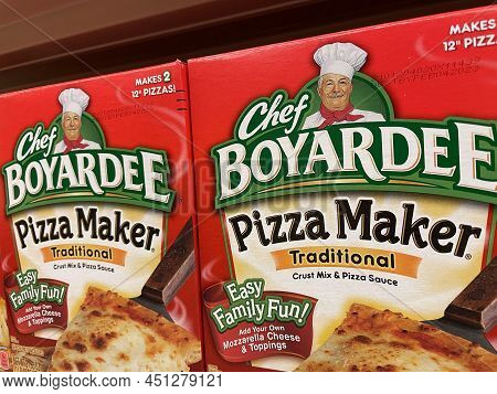 Augusta, Ga Usa - 03 10 22: Pizza Sauce Kits On A Retail Store Shelf Side View Chef Boyardee