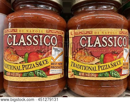 Augusta, Ga Usa - 03 10 22: Pizza Sauce Kits On A Retail Store Shelf Classico Traditional