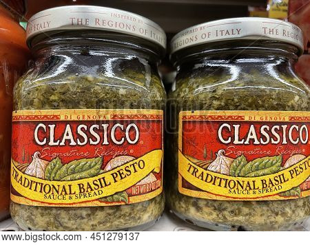 Augusta, Ga Usa - 03 10 22: Pizza Sauce Kits On A Retail Store Shelf Classico In A Jar