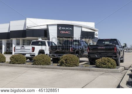 Lafayette - Circa March 2022: Gmc Sierra 1500 At4, Denali And Slt Display. The Gmc Sierra 1500 Is Av