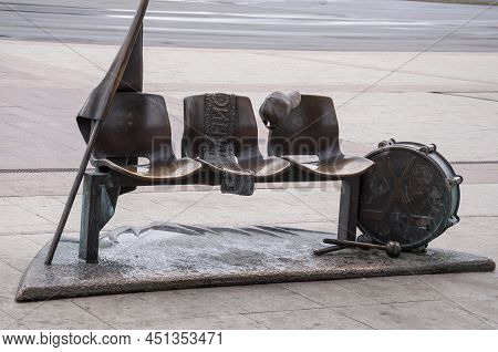 Ufa, Russia,st. Lenina, 114, Ano Universal Sports Arena Ufa-arena. March 15, 2022. Monument To Fans 