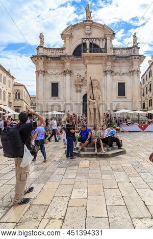 Dubrovnik, Croatia - September 8, 2016: This Is A Medieval Column Depicting The Knight Orlando, The 