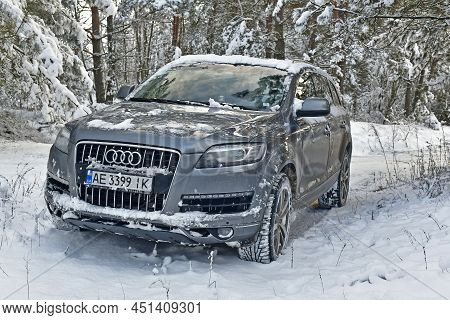Ukraine, Novomoskovsk 12/26/2021. Large Suv Audi Q7 In A Snowy Forest Among Snowdrifts.