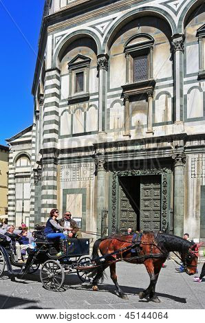 Florencie, Itálie - 14. dubna: Přepravu před Battistero di San Giovanni na 14 dubna 2013 v Flo