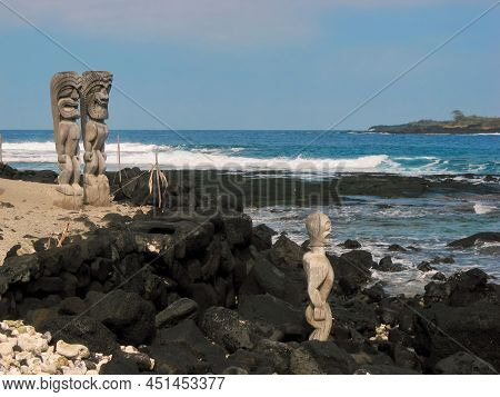 Wooden Carvings Resembling Hawaiian Gods, Kii, At Puuhonua O Honaunau National Historical Park
