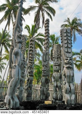 Wooden Carvings Resembling Hawaiian Gods, Kii, At Puuhonua O Honaunau National Historical Park