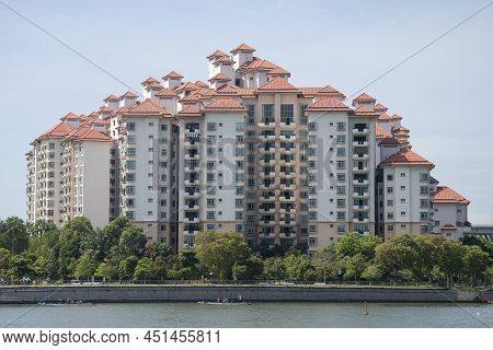 Singapore- Mar 19, 2022: Tanjong Rhu Condominiums With River Front. Tanjong Rhu Is An Affluent Resid