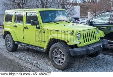 Monroeville, Pennsylvania, Usa March 20, 2022 A Lime Green Four Door Jeep Wrangler Rubicon At A Deal