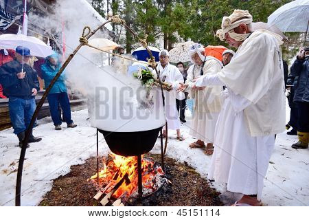 NAGANO, Japonya - 4 Şubat: Şinto Ascetics Nagano, JP 4 Şubat 2013 antik ayin gerçekleştirmek. Bilinen 
