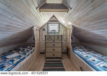 Rensmur, Sala Vastmanland County -sweden - 08 06 2019: Wooden Structure Of The Ceiling Of A Traditio