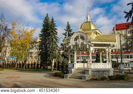 Scenic View Of Carved Wooden Romantic Gazebo - Altanka - Symbol Of Sumy City, Ukraine. Sumy Is A Pop