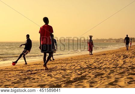 Saly, Mbour, Senegal - Circa December 2021. Unidentified People Doing Sport Abdominal Musculation Ex