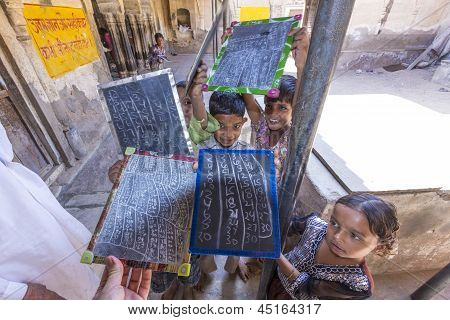 Kinder-Studie In der Dorfschule In Mandawa, Indien.