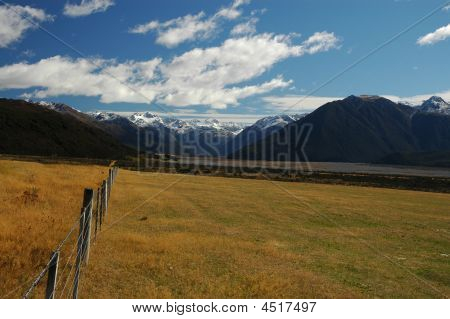 Rio Waimakariri e cena de Alpes do Sul