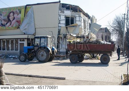 Ukraine, Volnovakha - March 25, 2022: The City Of Volnovakha After The Fighting. Destruction Of Civi