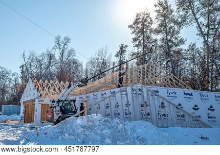 Nisswa, Mn - 23 Nov 2021: Workers Install New Wood Roof Trusses On A New Home Construction Site With