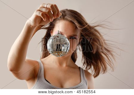 ragazza con palla da discoteca, isolato su sfondo grigio