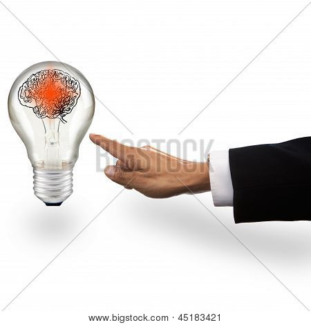 Mano di un uomo d'affari che punta alla lampadina con cervello Smart rosso sul lato